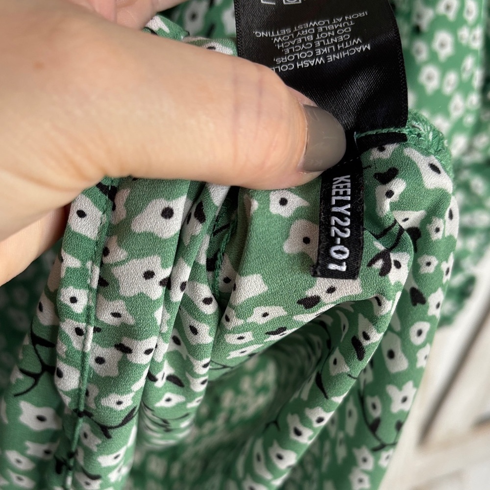 Well Worn Brand Green and White Floral Blouse - Picture 4 of 9